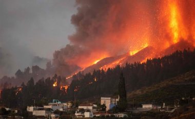 Vullkani La Palma, evakuime të reja pasi zjarri përfshinë fabrikën e çimentos