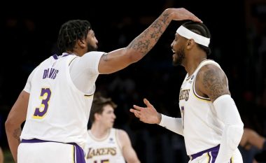 Carmelo Anthony shkëlqen, Lakers marrin fitoren e parë në NBA