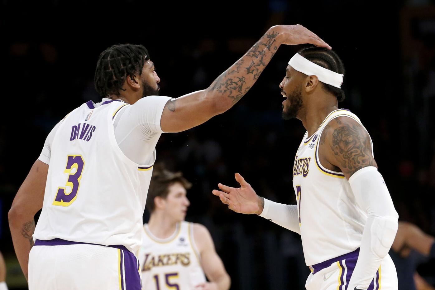 Carmelo Anthony shkëlqen, Lakers marrin fitoren e parë në NBA