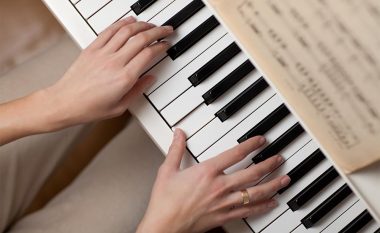 Përfitimet shëndetësore të mësimeve të pianos