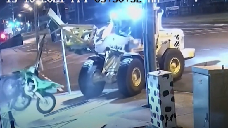 Hajduti në Australi theu xhamat e një dyqani me ngarkuesin e një traktori dhe vodhi dy motoçikleta – kamerat kapin momentin dramatik