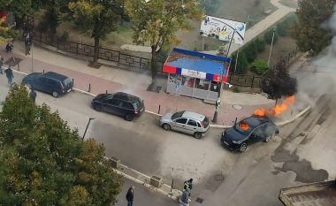 Në veri të Mitrovicës, serbët dogjën disa vetura me targa RKS