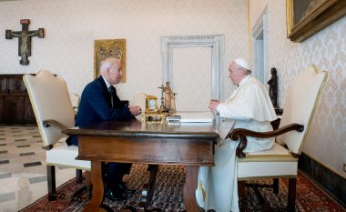 Biden drejtuar Papa Françeskut: Je ‘luftëtari’ më i rëndësishëm i paqes