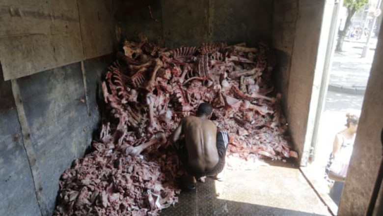 Fotografi shokuese të krizës së urisë – brazilianët kërkojnë ushqim në mbetjet e kockave të kafshëve