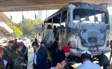 Sulmi me bombë drejt autobusit ushtarak në Siri vret 13 persona