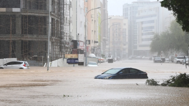 Cikloni Shaheen godet Omanin dhe Iranin – të paktën nëntë persona të vdekur