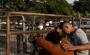 Ekuadori do të falë mijëra të burgosur pas trazirave në një burg ku u vranë 118 persona