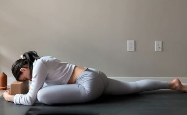 Një ilaç për stresin më të madh: Gjysmë ore ushtrime joga për të relaksuar të gjithë trupin