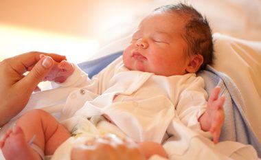 Shkencëtarët pohojnë: Inteligjenca e një foshnje varet nga mënyra se si ka lindur!