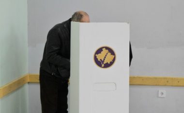 Një person ka fotografuar votën në një qendër të votimit në Prizren