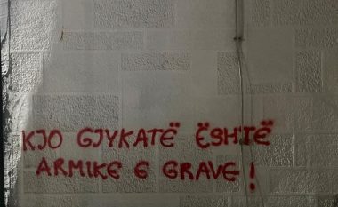Kolektivi për Mendim dhe Veprim Feminist mbush me mbishkrime muret e Gjykatës Themelore në Pejë