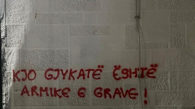 Kolektivi për Mendim dhe Veprim Feminist mbush me mbishkrime muret e Gjykatës Themelore në Pejë