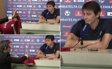 Koha kur Conte pranoi si dhuratë fanellën e Unitedit të nënshkruar nga Mourinho gjatë një konference te Chelsea