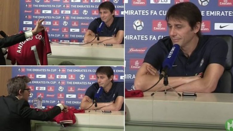 Koha kur Conte pranoi si dhuratë fanellën e Unitedit të nënshkruar nga Mourinho gjatë një konference te Chelsea