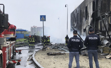 Aeroplani përplaset në ndërtesën dykatëshe në Itali – humbin jetën tetë personat në bord