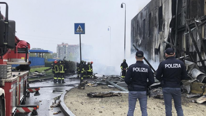 Aeroplani përplaset në ndërtesën dykatëshe në Itali – humbin jetën tetë personat në bord