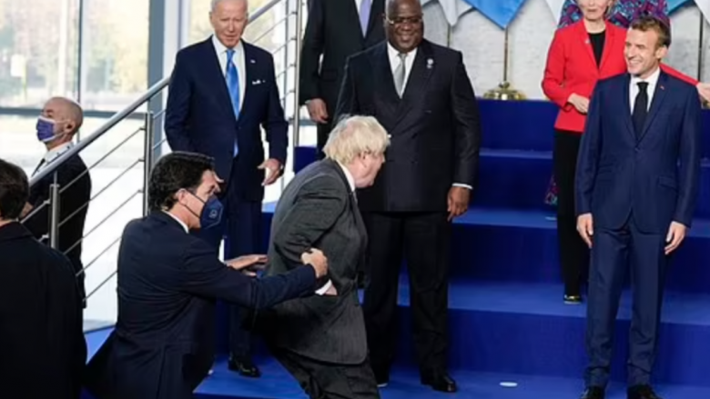 Përplasjet për të drejtat e peshkimit – Johnson duket se po mbahej për krahu nga Trudeau kur pa presidentin francez Emmanuel Macron në samitin G20