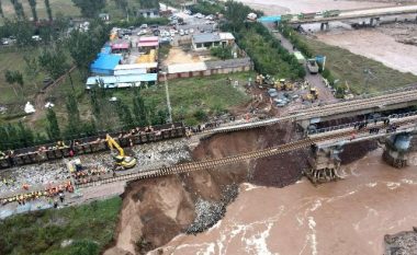 Të paktën 15 të vdekur pas përmbytjeve në Kinën veriore
