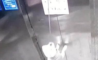 Qenit i kapet zinxhiri në dyert e ashensorit duke e lënë atë të varur për disa momente – për fat të mirë një burrë arriti ta shpëtojë atë