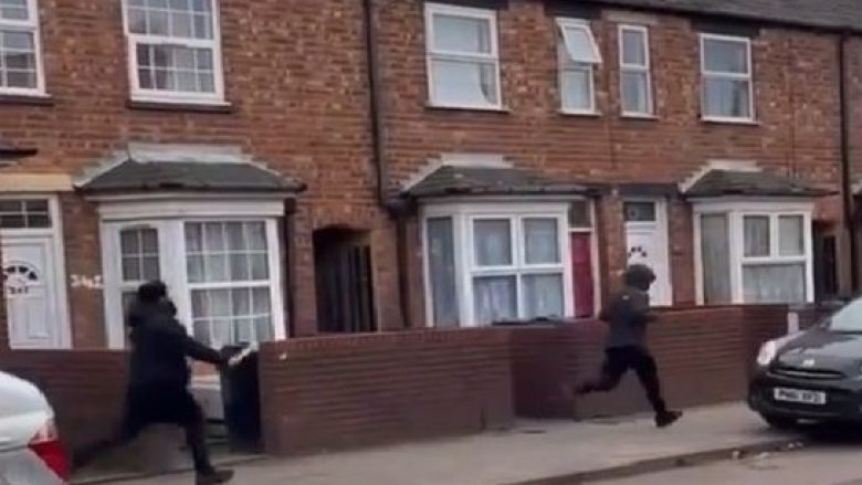 Publikohen pamjet: Momenti kur një burrë me ‘hanxhar’ në duar dhe duke bërtitur ndjek njerëzit në një rrugë të qetë në Angli