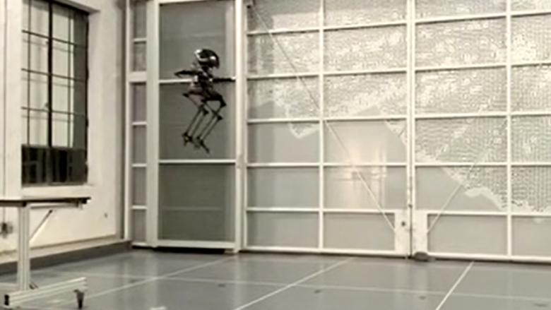 Njihuni me robotin i cili mund të ecë, fluturojë dhe të bëjë ‘skateboard’