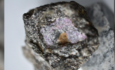 Shkencëtarët zbulojnë gjurmë të jetës së lashtë në një rubin 2.5 miliardë vjeçar