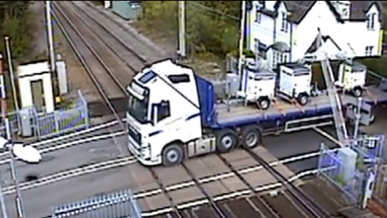 Shoferi i kamionit “mori me vete” laurën, derisa po lëvizte “rikuerc” në një kalim hekurudhe në Angli