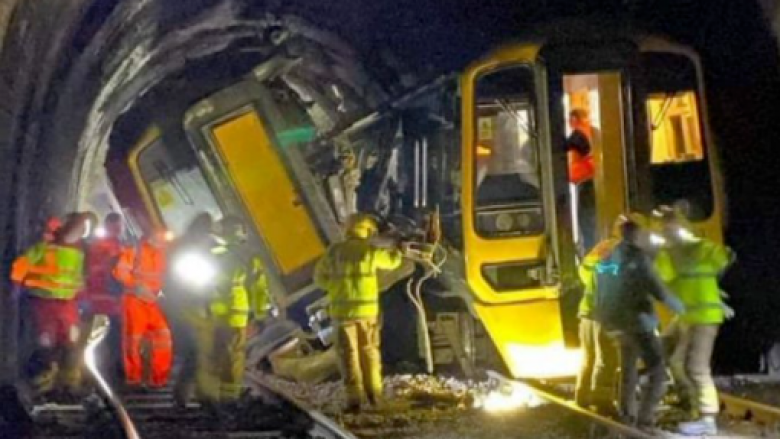 Të paktën 12 persona janë lënduar pasi dy trena janë përplasur në një tunel afër Salisbury, Angli