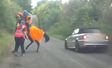 Shoferi i një BMW tmerroi një 11-vjeçare që gjendej mbi një kalë, si dhe motrën e saj – në një rrugë në Angli