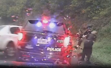 Oficeri në Virxhinia tërheq me shpejtësi dhe e shpëton nga më e keqja partneren e tij, gjatë një përplasje të një veture me atë të patrullës së policisë