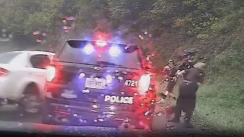 Oficeri në Virxhinia tërheq me shpejtësi dhe e shpëton nga më e keqja partneren e tij, gjatë një përplasje të një veture me atë të patrullës së policisë