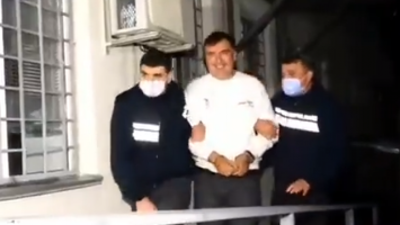 Momenti i arrestimit të ish-presidentit Saakashvili, pas kthimit të tij në Gjeorgji – njerëzve u bie në sy një detaj