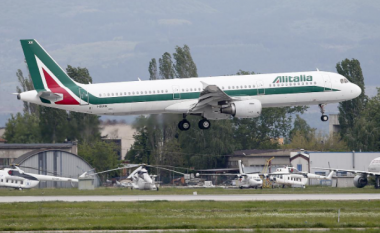 ‘Arrivederci’: Fluturimi i fundit për kompaninë ajrore në telashe të Italisë, Alitalia