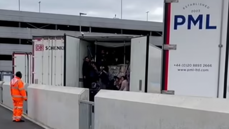 Ishin mbyllur brenda një kamioni, momenti kur policia britanike gjen një grup emigrantësh, përfshirë fëmijë të vegjël – në aeroportin e Londrës