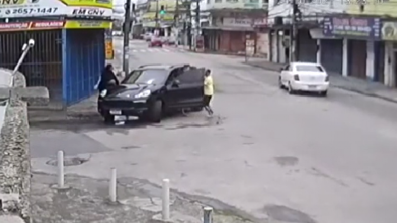 Mekaniku brazilian merr të dashurën e tij për një xhiro me Porsche-n e një klienti, rrëmbehet nga hajnat e armatosur – por kjo zgjati deri shkuan te bankomati
