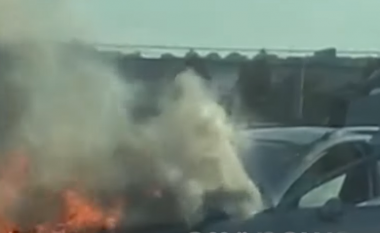 Merr flakë një veturë në autostradën Tiranë-Durrës