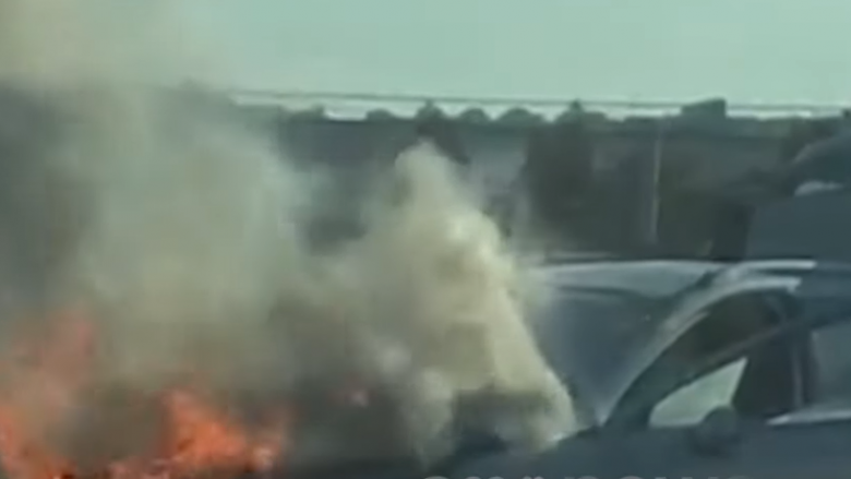 Merr flakë një veturë në autostradën Tiranë-Durrës