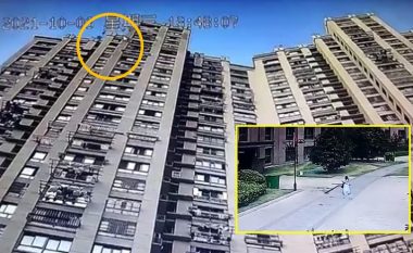 Momenti drithërues kur një vazo lulesh bie shumë pranë një vajze të vogël nga ndërtesa 34-katëshe në Kinë
