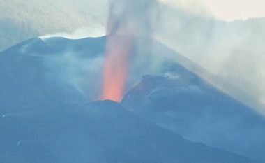Vullkani spanjoll vjen së fundmi me një “shatërvan lavash” që shkojnë qindra metra lartësi