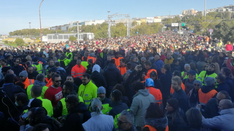 Për 23 milionë italianë nga sot vlen konfirmimi i detyrueshëm i COVID-19, shpërthyen protestat – bllokohen edhe portet detare