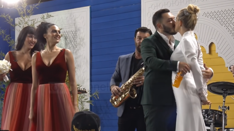 Atmosferë e zjarrtë në shtëpinë e Big Brother – ‘martohen’ Beniada Nishani dhe Ardit Çuni derisa nuk mungon edhe një puthje mes çiftit