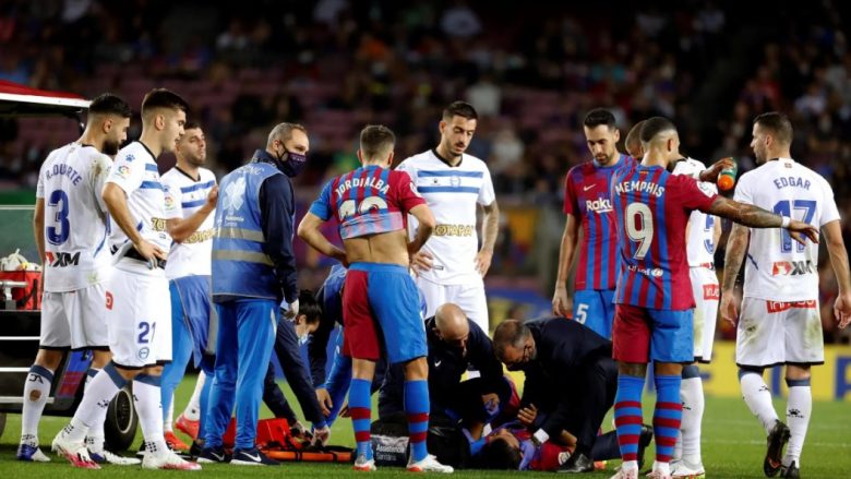 Kun Aguero është larguar me ambulancë nga Cam Nou, klubi ende pa komunikatë për gjendjen e tij