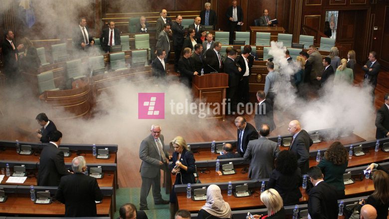 Aktakuzë ndaj ministrit Sveçla dhe tre deputetëve të LVV-së për hedhje të gazit lotsjellës