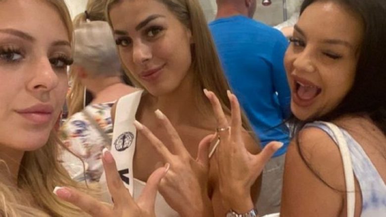 “Miss Kosova dhe Shqipëria” kërkojnë falje për foton me tre gishta, thonë se u manipuluan nga “Miss Serbia: Erdhi duke qarë në dhomë dhe kërkoi ta ndihmonim