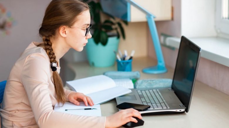 Mësimi online është më i dëmshëm për vajzat që pas një ore e gjysmë