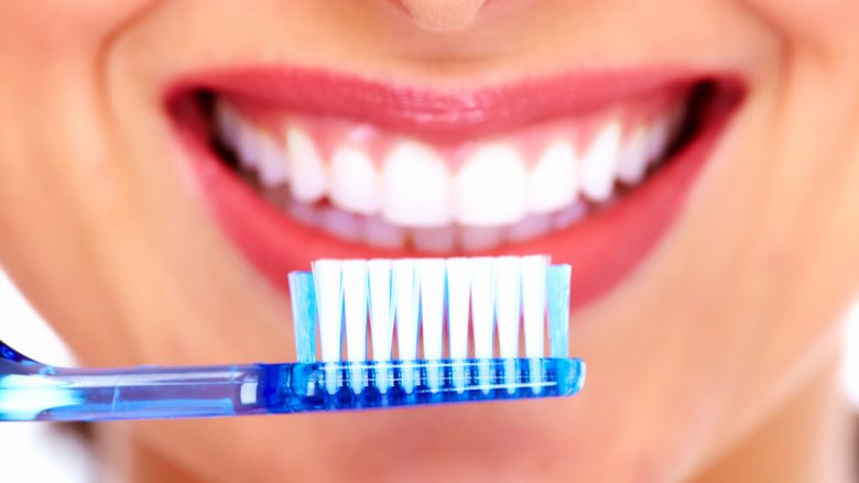 Gabimet që mund të bëni gjatë kujdesit për dhëmbët