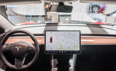 Tesla hoqi versionin e fundit të softuerit të makinës për “sistemin e plotë vetë-drejtues”, pasi shoferët raportuan për probleme