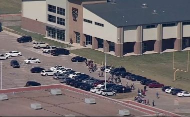 Të shtëna në një shkollë të Teksasit, raportohet për katër të lënduar