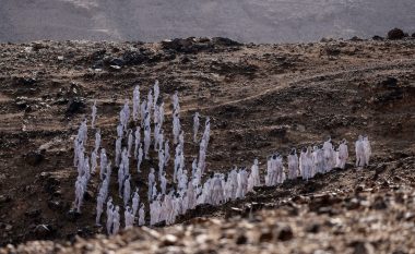 Qindra njerëz zhvishen lakuriq për të pozuar për një fotografi pranë Detit të Vdekur