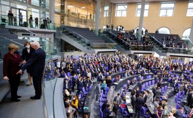 Seanca e parë e Bundestagut të ri, Merkel në tribunën e të ftuarve – ajo nuk i shfrytëzon privilegjet ligjore